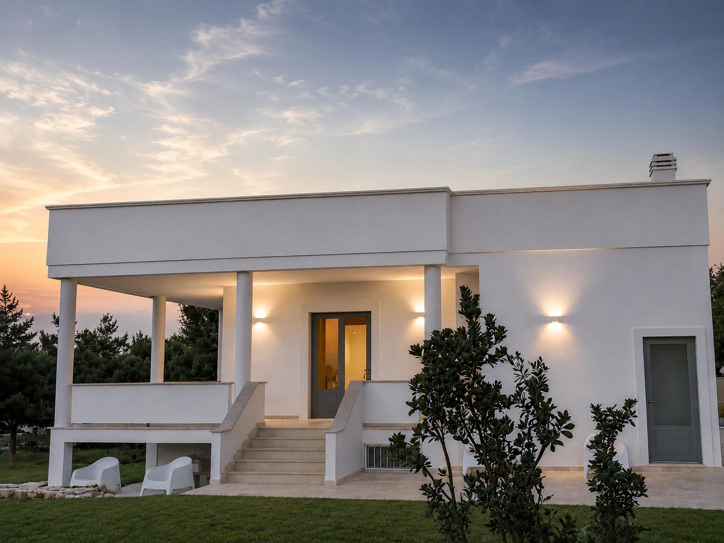 La villa vista dall'esterno al tramonto