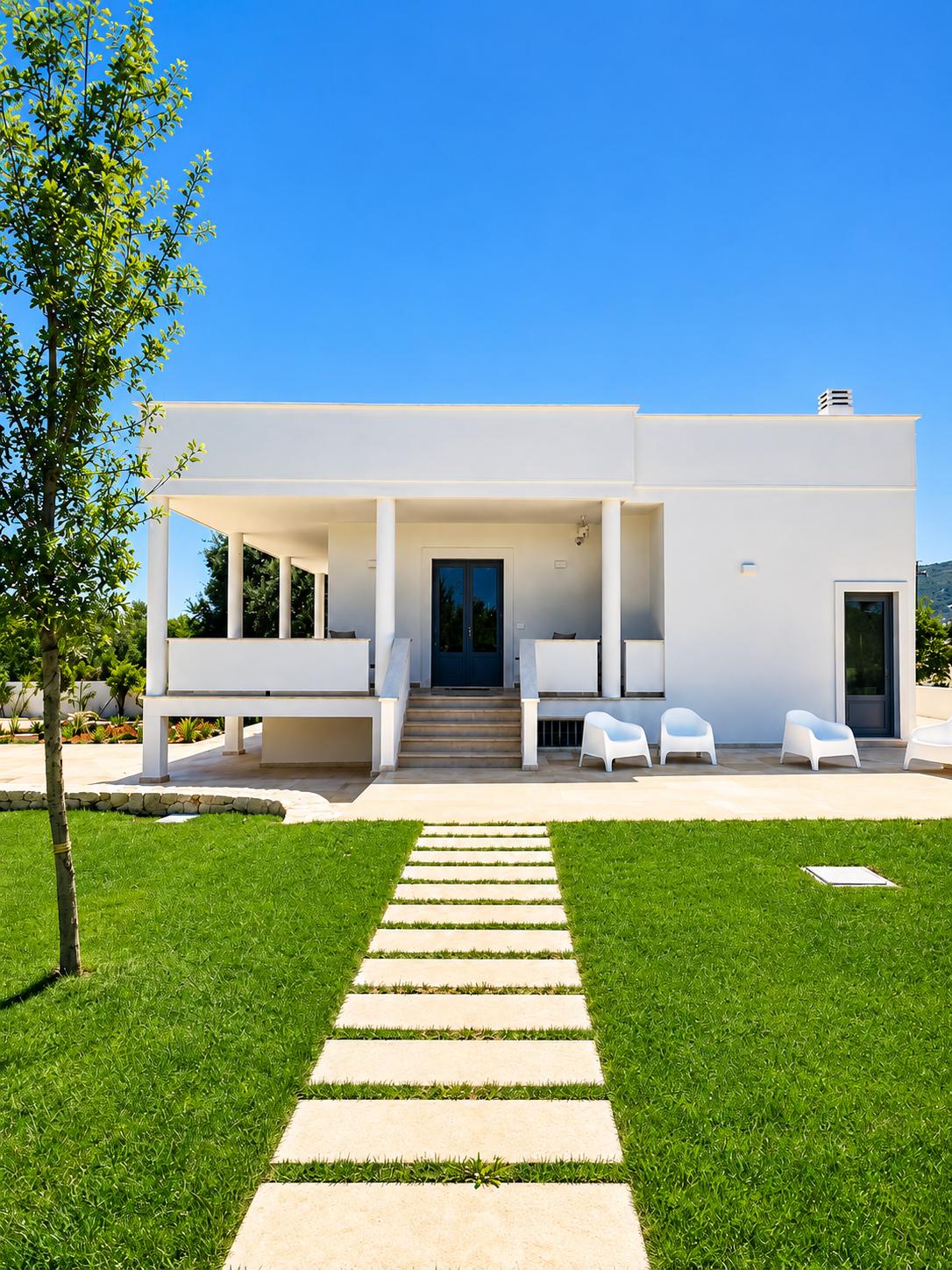 La villa con giardino e vialetto in pietra